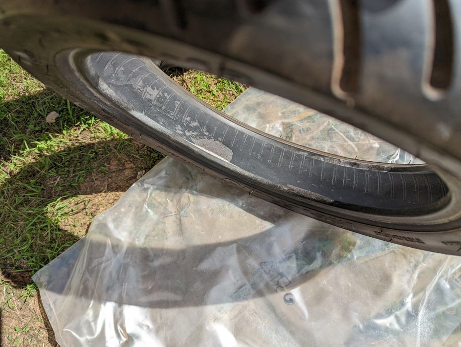 Pneu Maxxis 90/90-12 bastante rasto