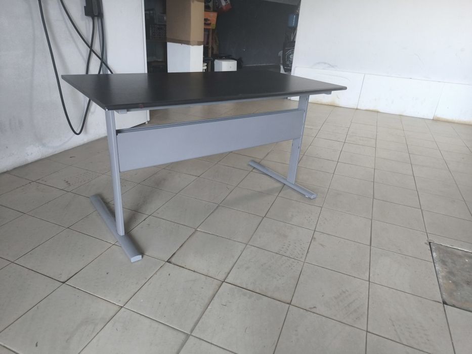 Vendo secretária com 1.40 X 0.7m com estrutura em aço