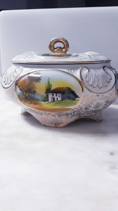 Bomboneira em louça de Alcobaça.