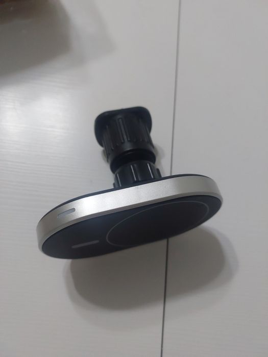 Бездротова зарядка в авто