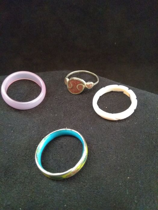 Anéis  cloisonné, de vidro, concha e marroquino