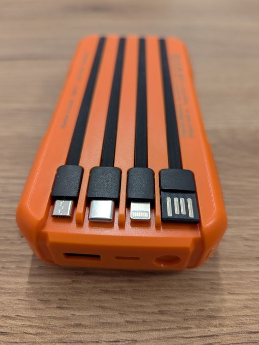 Powerbank solarny z wbudowanymi kablami i wyświetlaczem LED