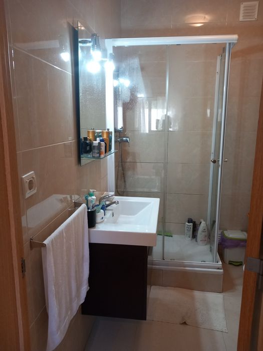 Aluga quarto mobilado todo conforto Casa de banho privada