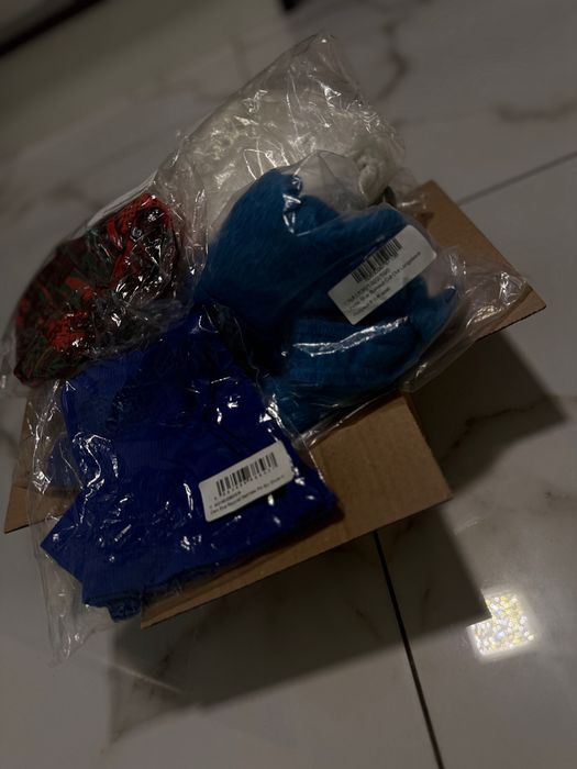 Box z nowymi damskimi rzeczami marki Prettylittlething.