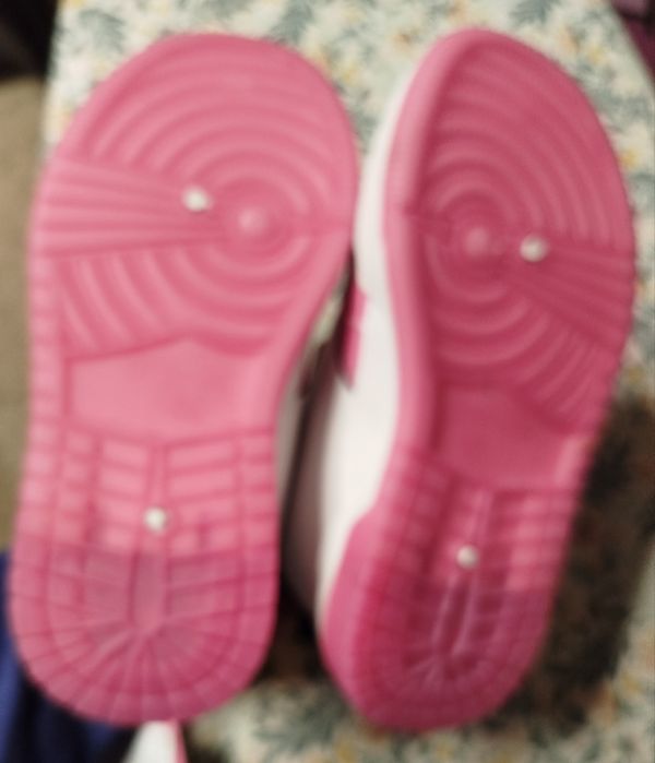 Buty dla dziewczynki Hello Kitty ze świecąca podeszwą rozmiar 26 Nowe