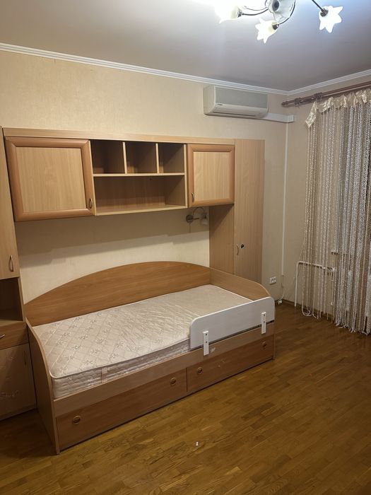 Дитяча мебель і кроватка з матрасом