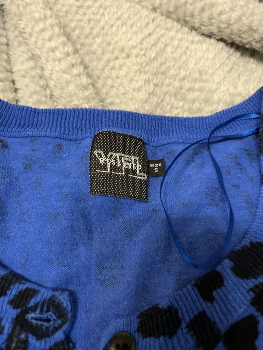 zapinany sweterek w panterke