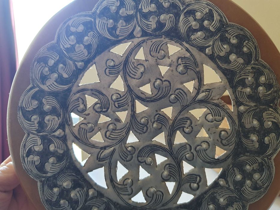 Caixa de Madeira com arabescos  23cm diâmetro/ 16cm de altura