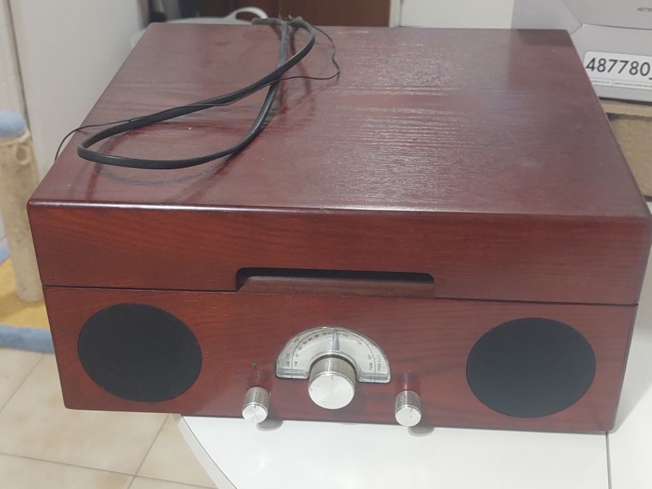 Gira discos  com rádio - estilo vintage