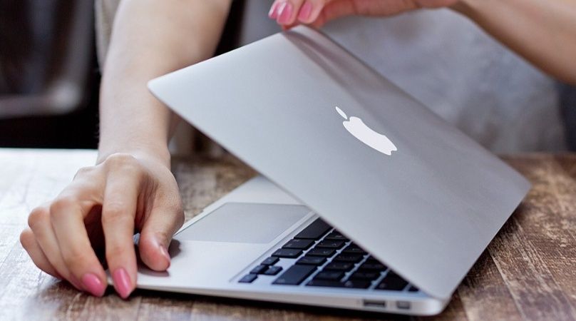 SPRZEDAM LAPTOP 
MacBook Air (13 cali – 2017)
 Wersja systemu operacyj