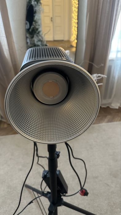 Aputure amaran 300c студійне світло