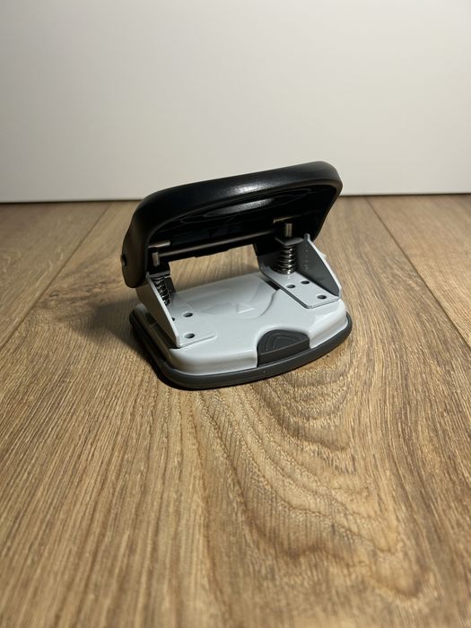 Dziurkacz Easy czarny dziurkacz-2252