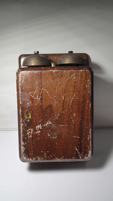 Campainha antiga de telefone em madeira e latão