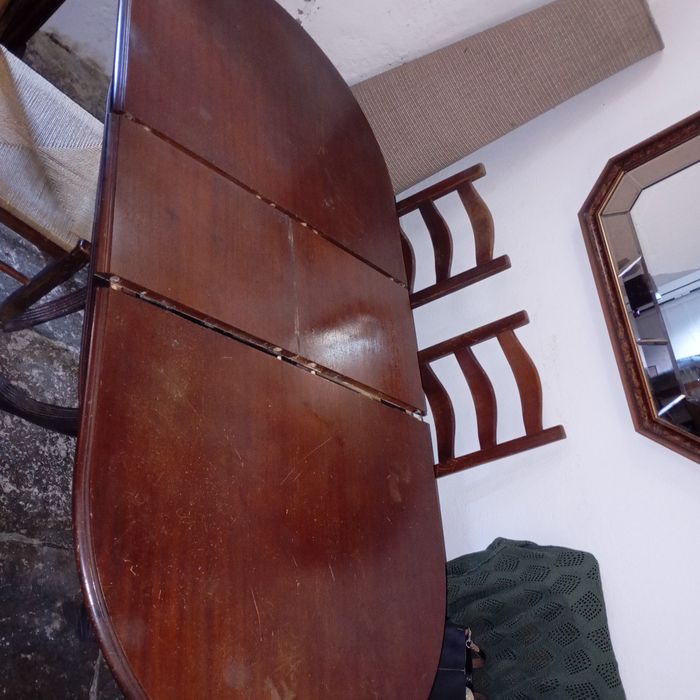 Mesa de jantar e cadeiras