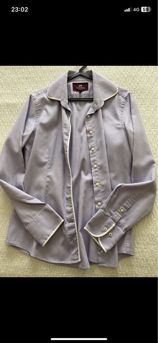 Blusa lilás com rebordo na gola e nas mangas branco