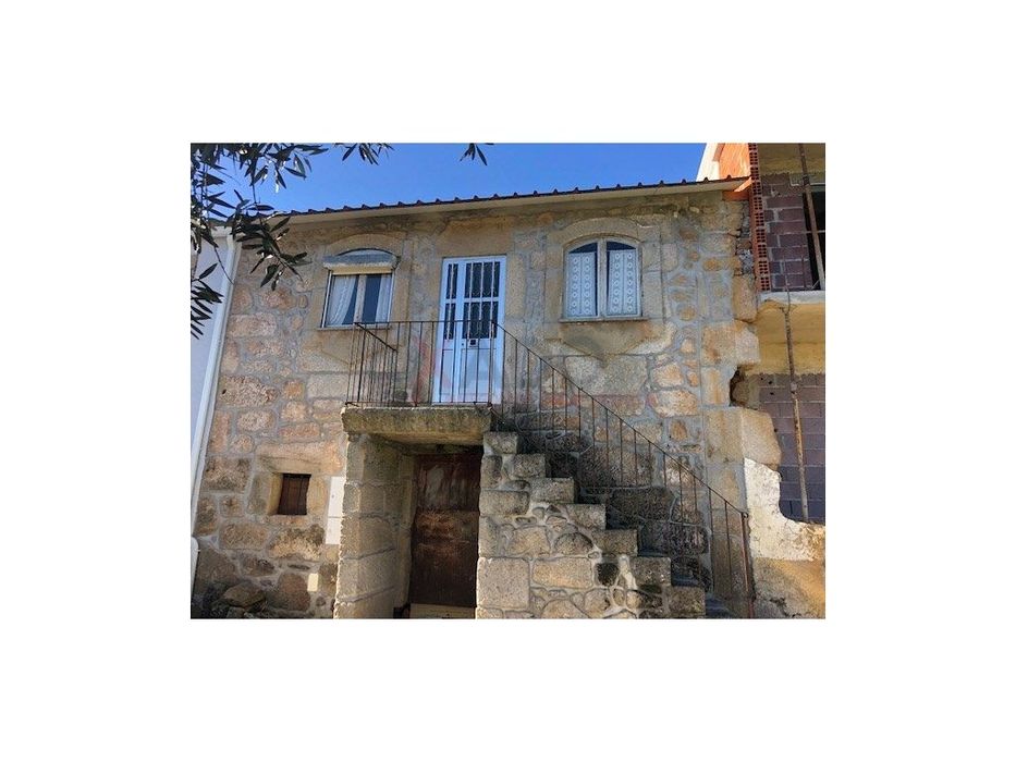 Moradia Em Pedra Com Vistas Para A Serra Da Estrela Santiago Seia