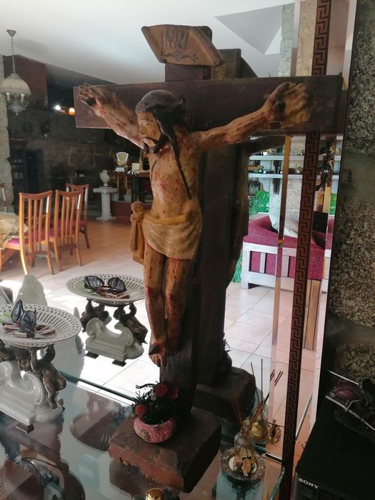 Cristo muito antigo de madeira em cruz