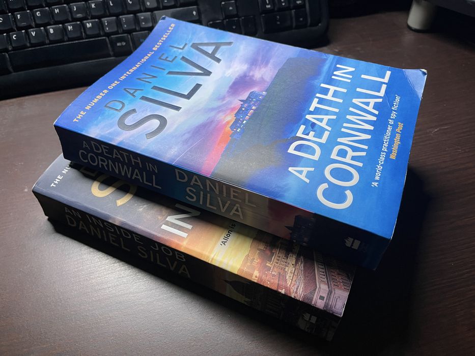Daniel Silva: An Inside Job e A Death in Cornwall