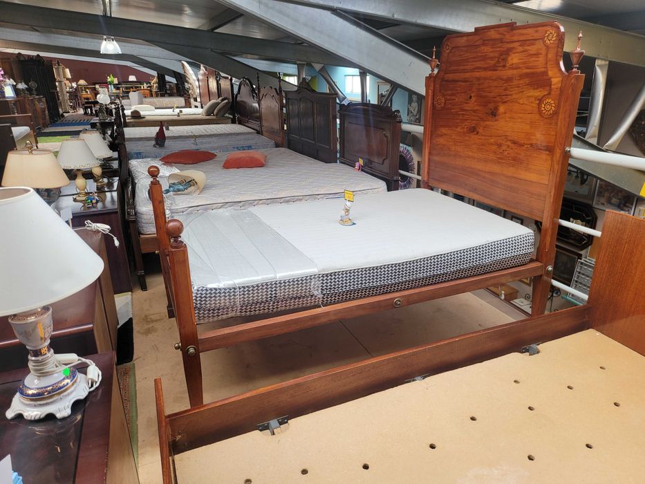 Cama de solteiro estilo D. Maria - Com estrado e colchão - óptimo