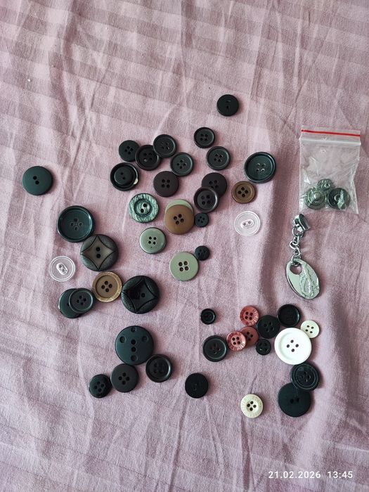 Гудзики різні, багато