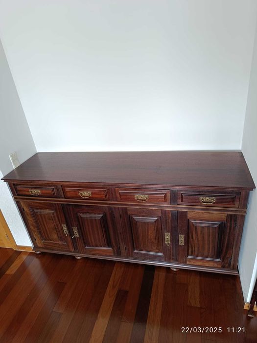 Aparador em madeira maciça