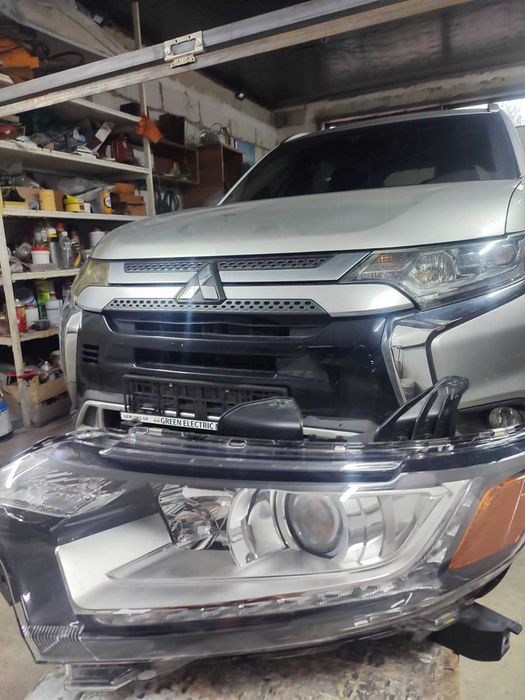Фара Mitsubishi Outlander