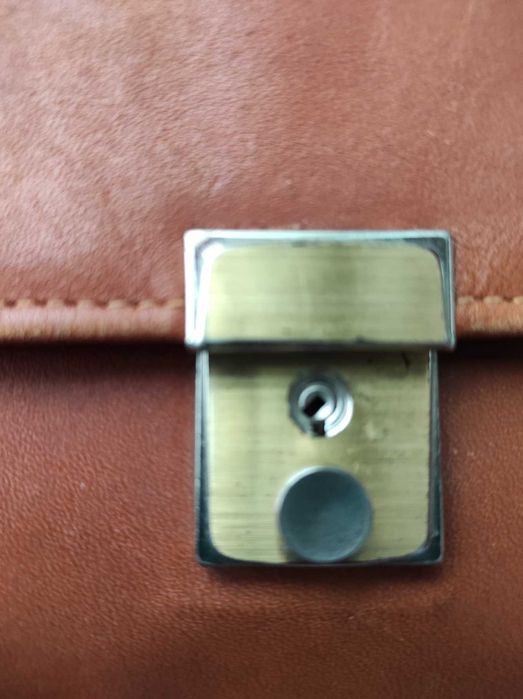 Maleta em pele castanha