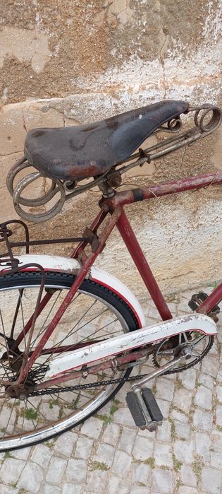 Bicicleta pasteleira antiga para restaurar