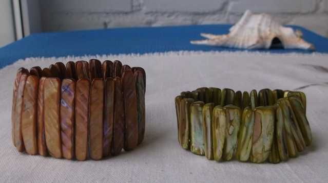 Браслеты с натуральным камнем и перламутром.