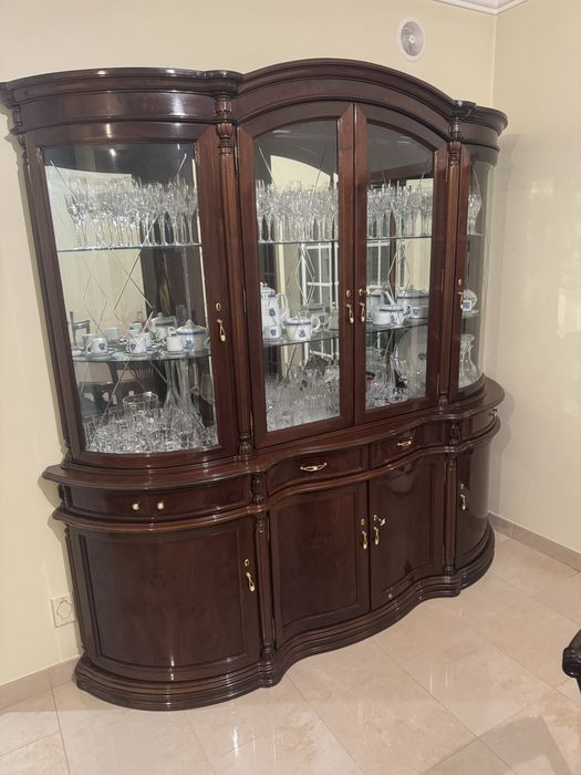 Sala de Jantar Completa em Nogueira Maciça – Mesa + 8 Cadeiras + Cristaleira