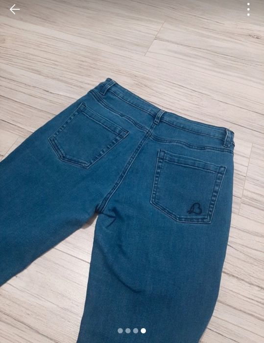 niebieskie jeansy damskie