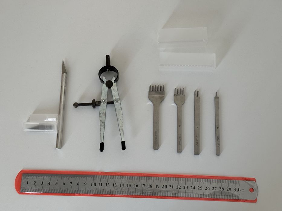 Пробійники, кронциркуль, ніж, інструменти для шкіри