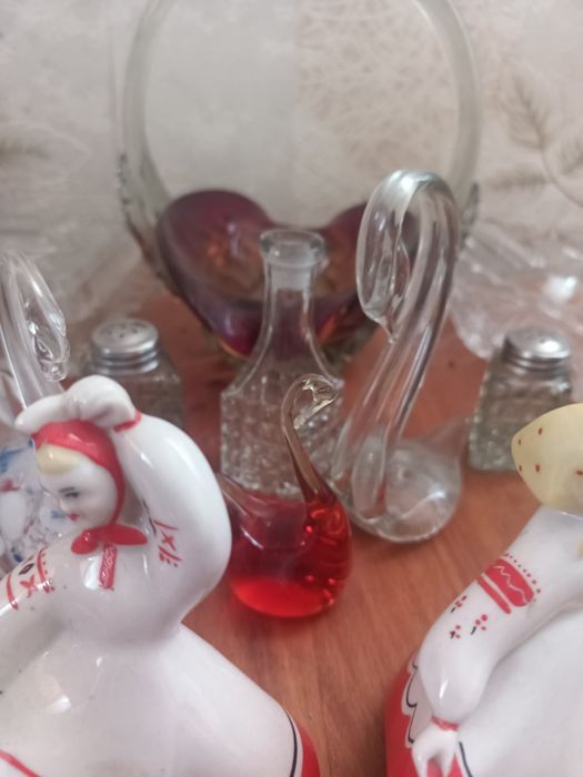 Фарфоровые статуэтки, хрусталь.