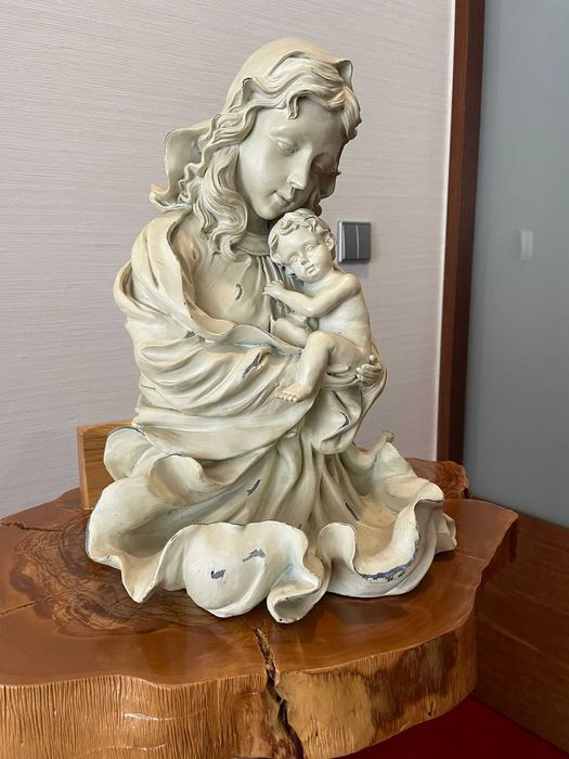 Estátua de Nossa Senhora com o Menino