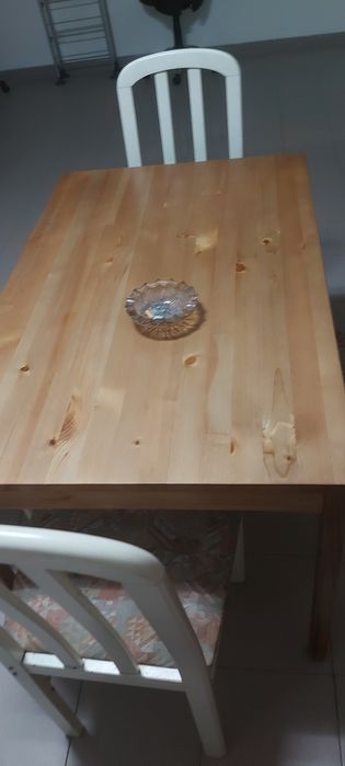 Mesa de madeira com 4 cadeiras