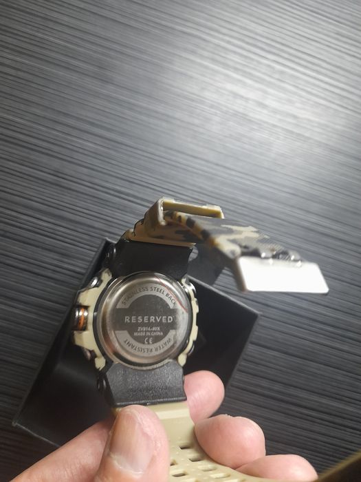 Часы электронные Reserved