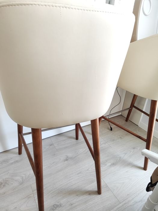 Conjunto duas cadeiras altas de ilha bar madeira nogueira