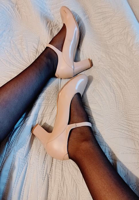 Buty lakierki 36 beżowe czółenka ślubne