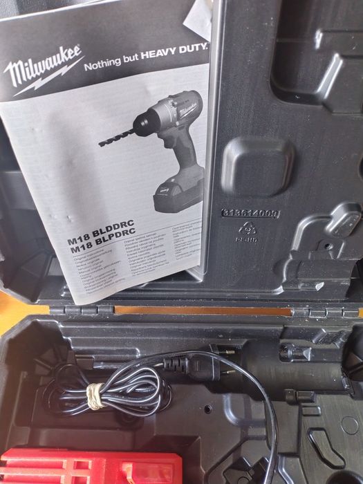 Milwaukee akumulator 4A ładowarka walizka