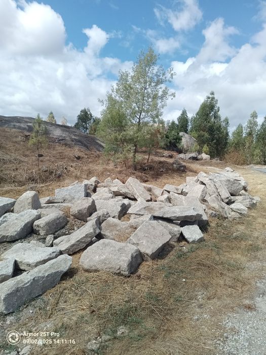 Pedra rústica para muros