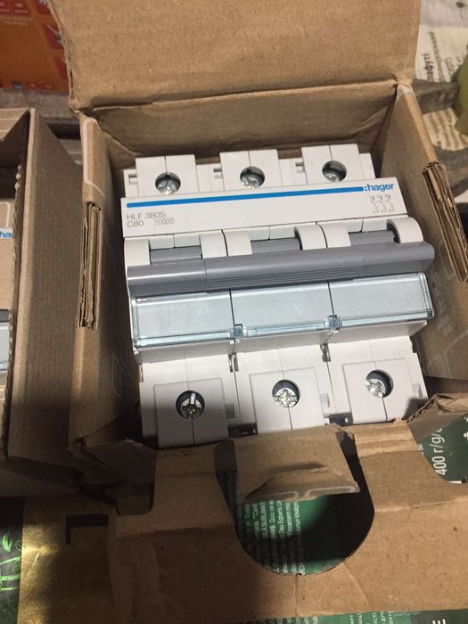 Автоматичний вимикач