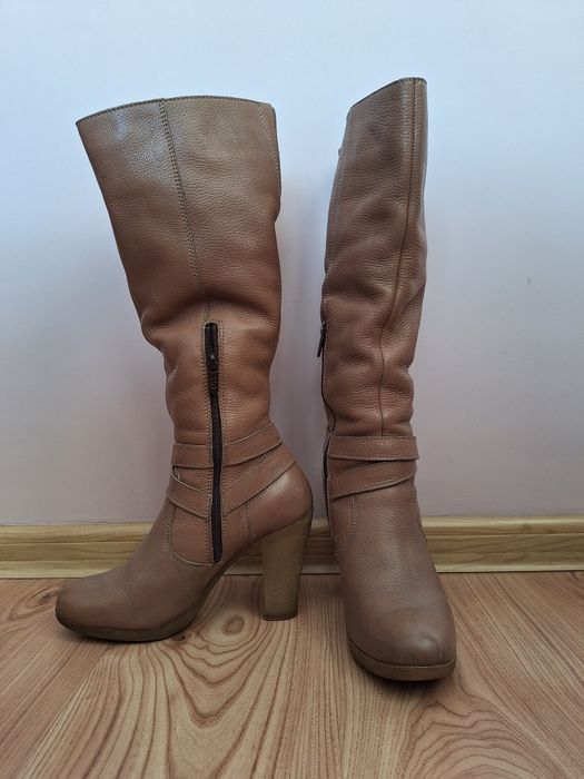 Beżowe kozaki zimowe