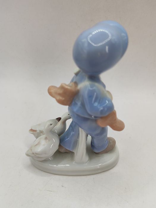 Porcelanowa figurka chłopiec z gęsiami Terra kolekcja dekoracja