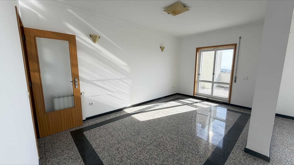 T3+1 em V. N. de Gaia , último piso recuado com vista mar.