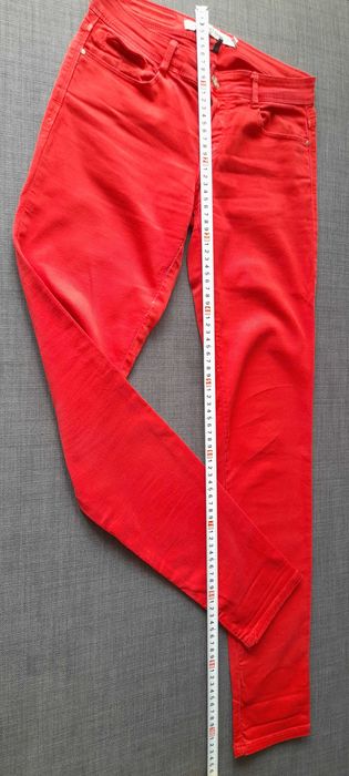 Czerwone jeansy, Zara