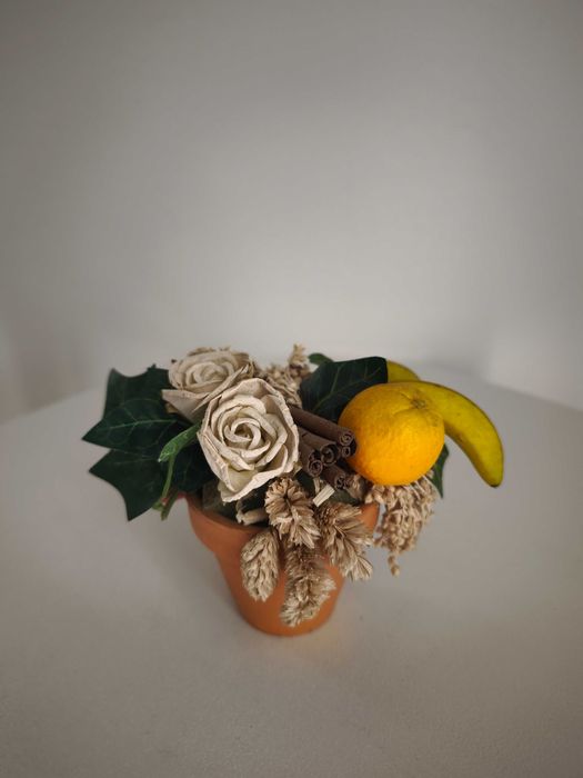 Pequeno vaso decorativo com flores e frutos