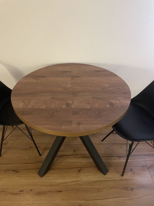 Rozkłafany stół industrialny