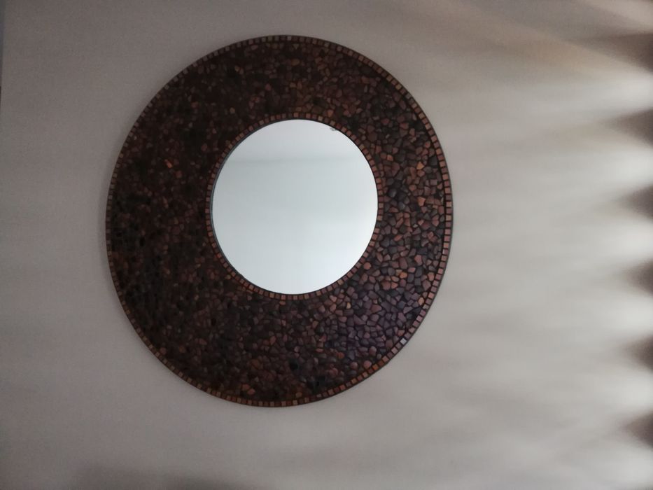 Quadro Étnico de 77cm diâmetro em tons de castanho e com com espelho