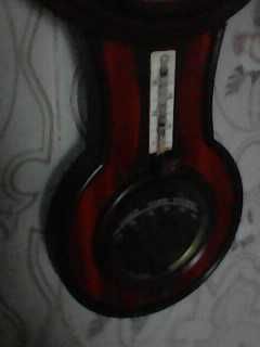 Настінний годинник радянських часів з барометром