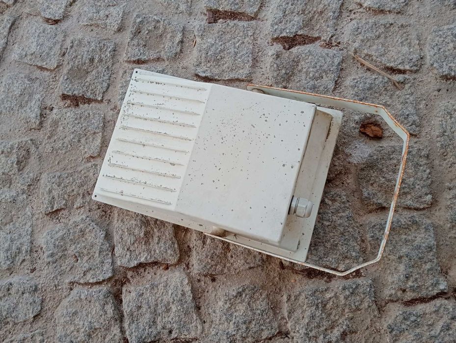 Projetor com lâmpada de iodetos metálicos